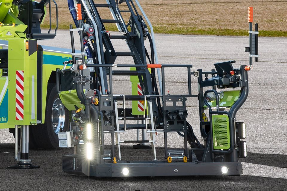 L32A XS electric: Totale Rettungskorb am Boden Gesamtansicht von schräg vorne des Drehleiterfahrzeugs. Rettungskorb der L32A-XS electric am Boden abgestellt.