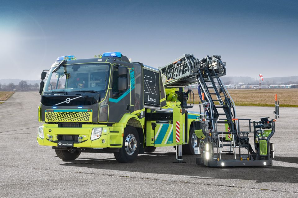 L32A XS electric: Totale Rettungskorb am Boden Gesamtansicht von schräg vorne des Drehleiterfahrzeugs. Rettungskorb der L32A-XS electric am Boden abgestellt.