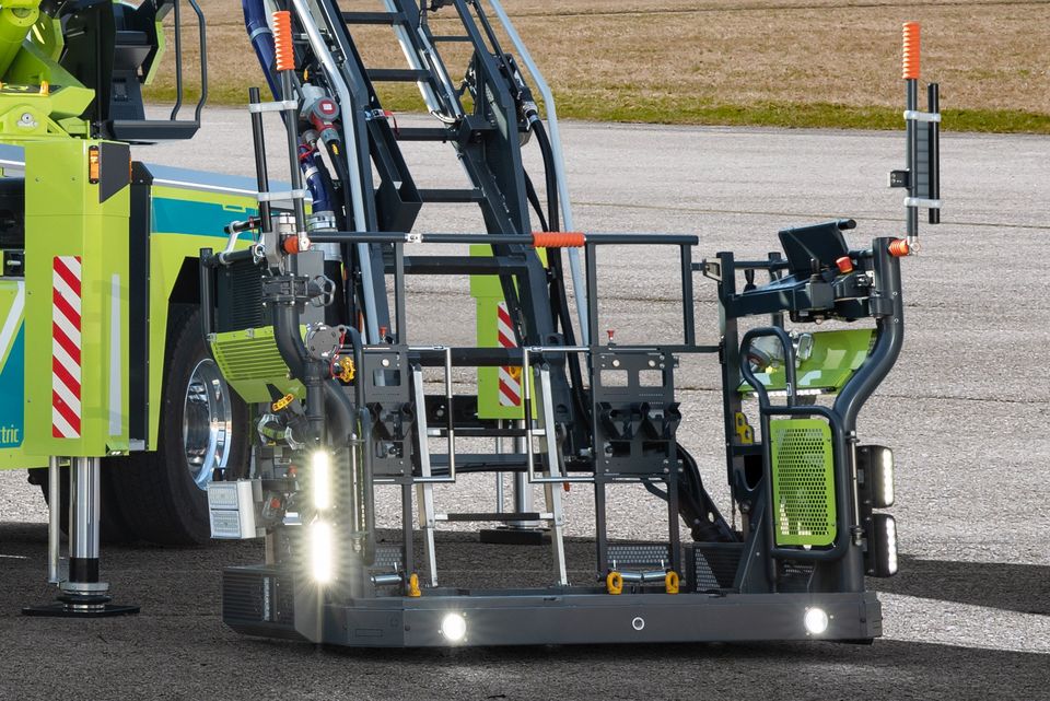 L32A XS electric: Total rescue cage on the ground General view from diagonally in front of the turntable ladder vehicle. Rescue cage of the L32A-XS electric positioned on the ground.