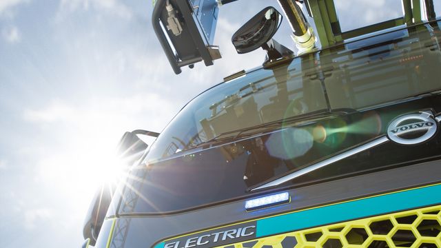 L32A XS electric: Detail front and turntable ladder cutaway Close-up from the front and bottom of the turntable ladder vehicle. The ELECTRIC lettering is in focus and the turntable ladder is cropped.