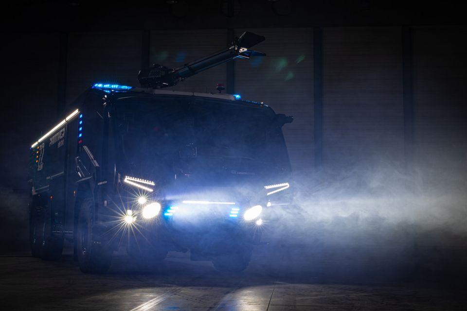 PANTHER electric: Nachtaufnahme Front Beleuchtung Der PANTHER electric in der Dunkelheit bei voller Beleuchtung von schräg vorne abgebildet.