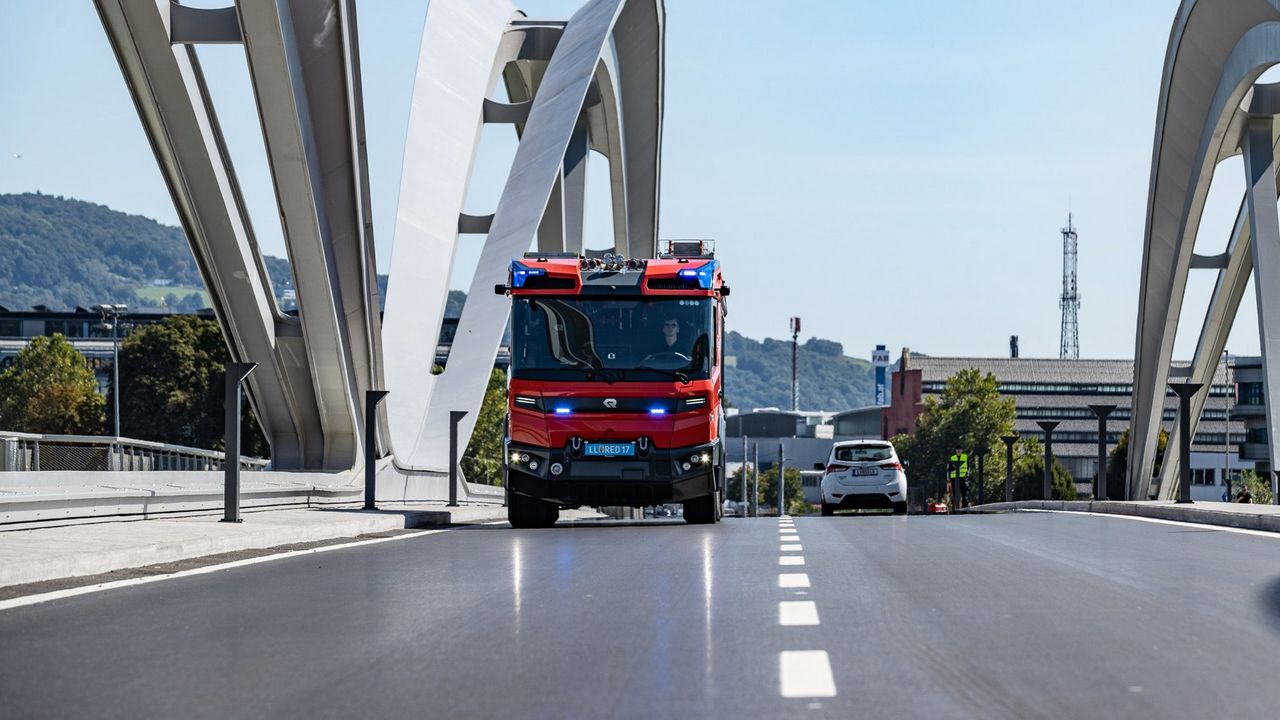 Frontansicht des RT von Rosenbauer auf einer Brücke in einer urbanen Umgebung.