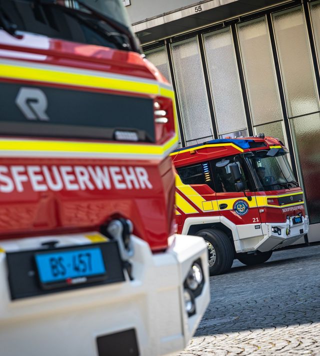 RT: Flotte in der Schweiz Im Vordergrund links unscharf angeschnitten der RT. Dahinter im Fokus ein weiterer vor einer Halle.