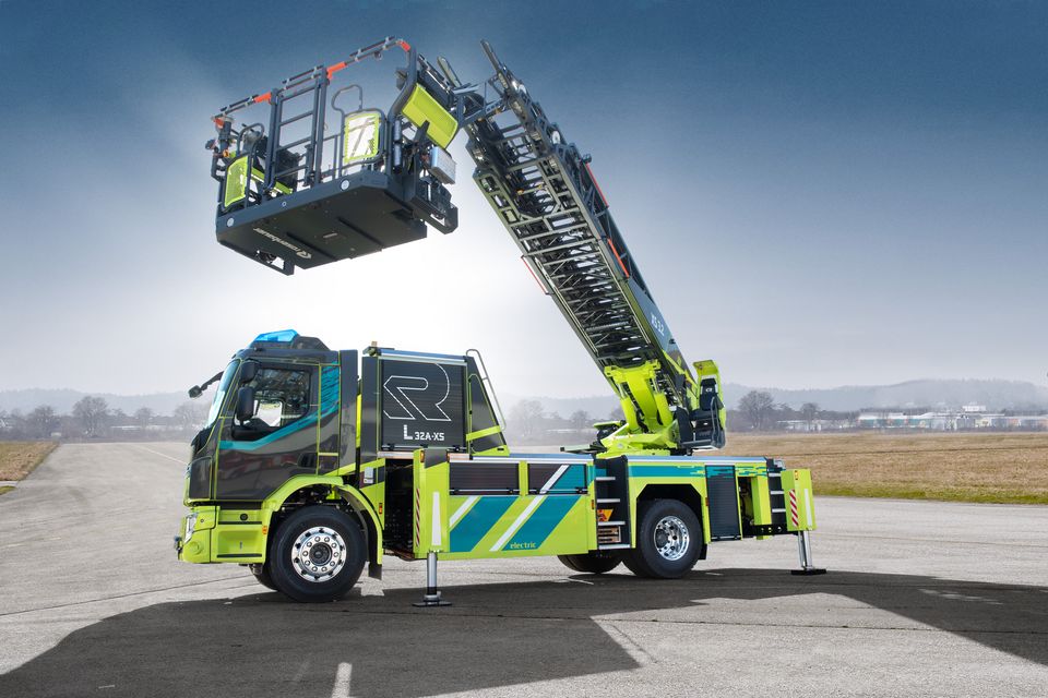 L32A XS electric: Seitenansicht ausgefahrene Drehleiter Seitliche Aufnahme des Drehleiterfahrzeugs im Gegenlicht mit ausgefahrener Drehleiter L32A-XS electric im.