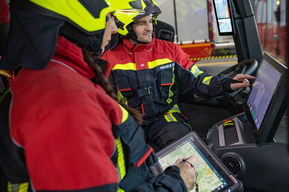 Networked: Operation Tablet control panel Two firefighters in full protective clothing in the front cockpit of the RT. Settings are made via the control panel and tablet.