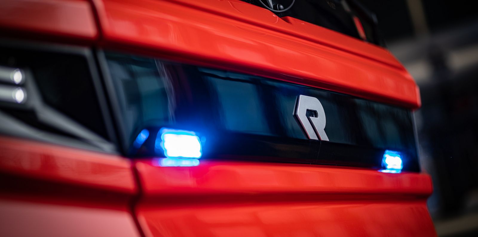 Crosslink experience: Front RT close-up Close-up of the front of the RT - the Rosenbauer logo in the center.