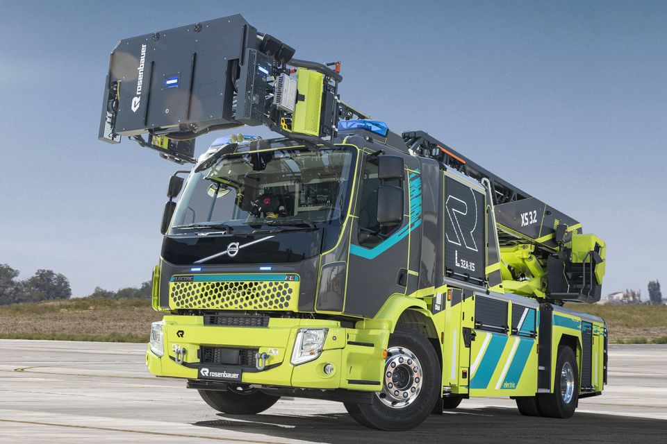 L32A XS electric: Aufnahme diagonal von vorne bei Gegenlicht Das Drehleiterfahrzeug mit der L32A-XS electric in der Totale von schräg vorne.