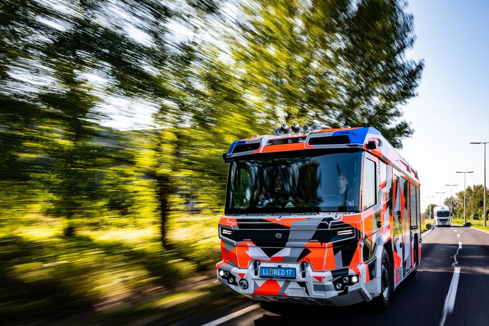 RT: Bewegungsunschärfe Frontansicht Straße Frontansicht des RT auf einer Straße in ländlicher Umgebung bei voller Fahrt.