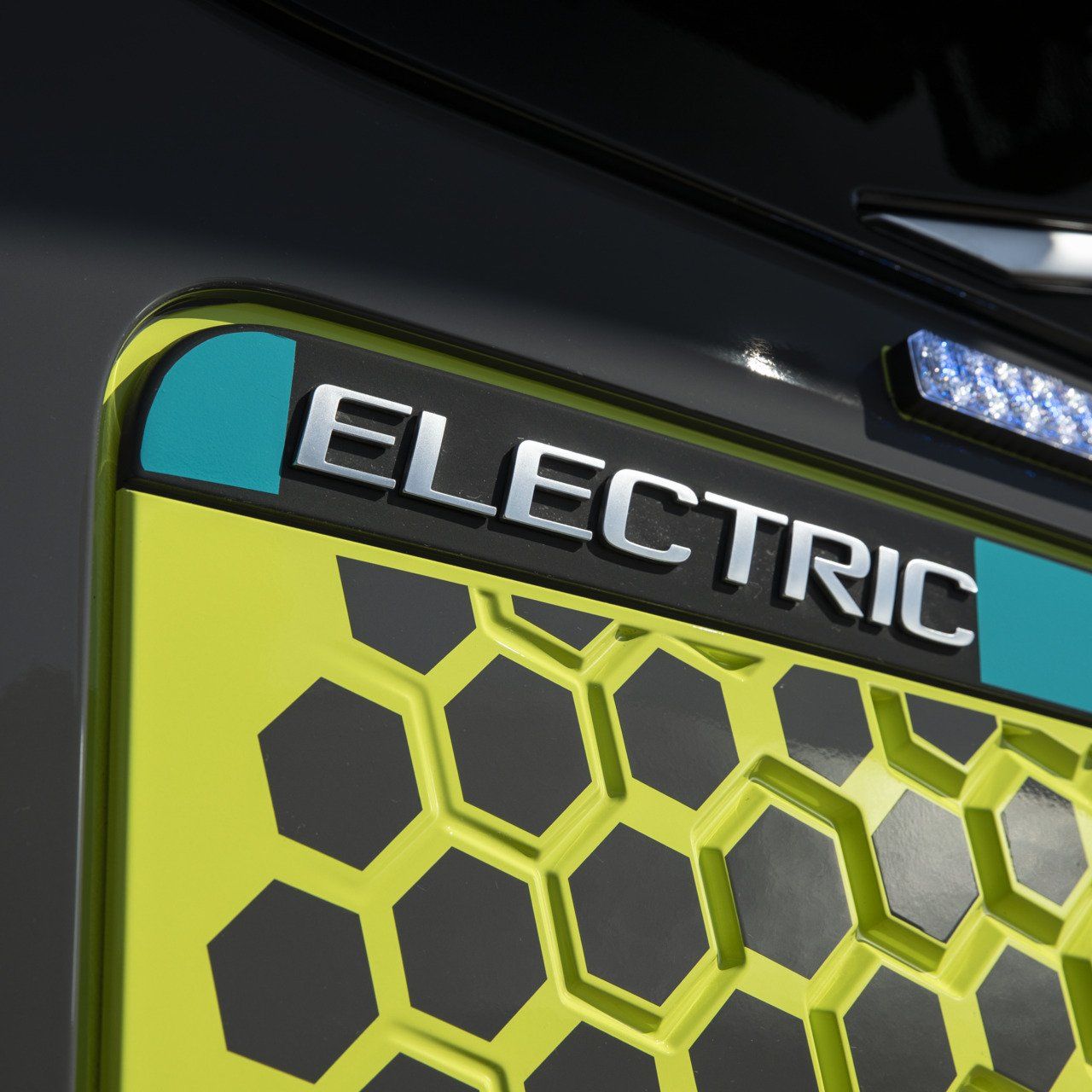 Detailaufnahme des Schriftzugs ELECTRIC am Kühlergrill des Drehleiterfahrzeugs.
